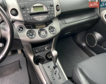 Черный Тойота РАВ 4, объемом двигателя 2 л и пробегом 270 тыс. км за 9500 $, фото 6 на Automoto.ua