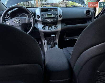 Черный Тойота РАВ 4, объемом двигателя 2 л и пробегом 151 тыс. км за 9800 $, фото 8 на Automoto.ua