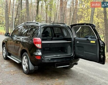 Чорний Тойота РАВ 4, об'ємом двигуна 2 л та пробігом 177 тис. км за 10999 $, фото 60 на Automoto.ua