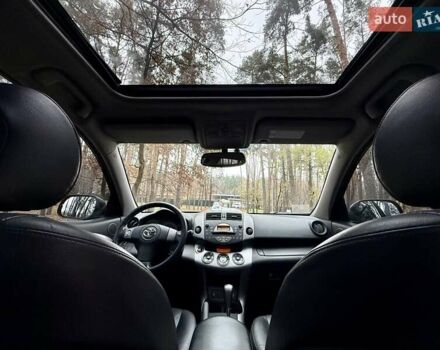 Чорний Тойота РАВ 4, об'ємом двигуна 2 л та пробігом 177 тис. км за 10999 $, фото 14 на Automoto.ua