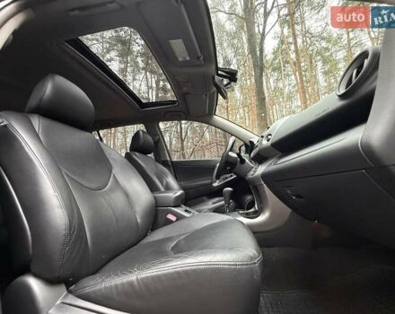 Чорний Тойота РАВ 4, об'ємом двигуна 2 л та пробігом 177 тис. км за 10999 $, фото 26 на Automoto.ua