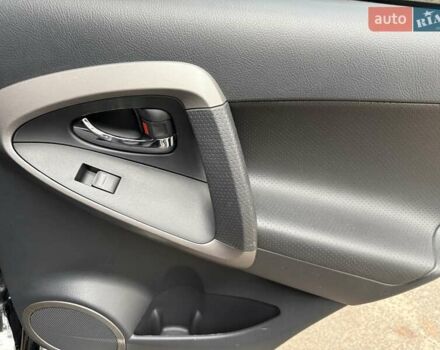 Чорний Тойота РАВ 4, об'ємом двигуна 2 л та пробігом 177 тис. км за 10999 $, фото 56 на Automoto.ua