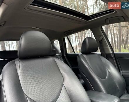 Чорний Тойота РАВ 4, об'ємом двигуна 2 л та пробігом 177 тис. км за 10999 $, фото 27 на Automoto.ua