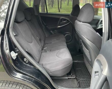 Чорний Тойота РАВ 4, об'ємом двигуна 2 л та пробігом 176 тис. км за 10750 $, фото 23 на Automoto.ua
