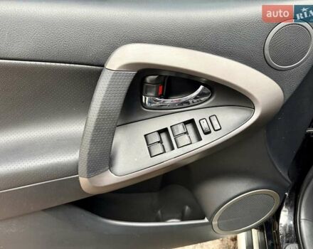 Чорний Тойота РАВ 4, об'ємом двигуна 2 л та пробігом 177 тис. км за 10999 $, фото 53 на Automoto.ua