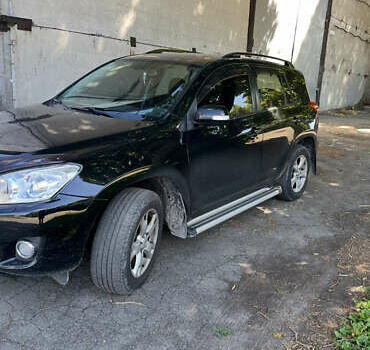 Чорний Тойота РАВ 4, об'ємом двигуна 2 л та пробігом 182 тис. км за 10900 $, фото 1 на Automoto.ua