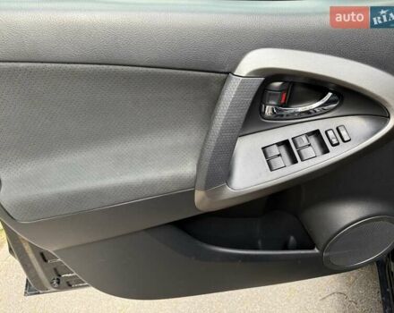 Чорний Тойота РАВ 4, об'ємом двигуна 2 л та пробігом 153 тис. км за 12999 $, фото 15 на Automoto.ua
