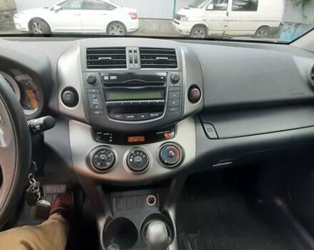Чорний Тойота РАВ 4, об'ємом двигуна 2 л та пробігом 115 тис. км за 13200 $, фото 4 на Automoto.ua