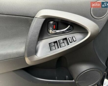 Чорний Тойота РАВ 4, об'ємом двигуна 2 л та пробігом 153 тис. км за 12999 $, фото 14 на Automoto.ua