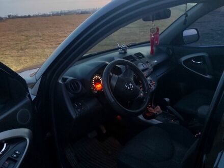 Черный Тойота РАВ 4, объемом двигателя 2 л и пробегом 242 тыс. км за 9000 $, фото 1 на Automoto.ua