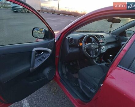 Красный Тойота РАВ 4, объемом двигателя 2.2 л и пробегом 326 тыс. км за 9500 $, фото 10 на Automoto.ua