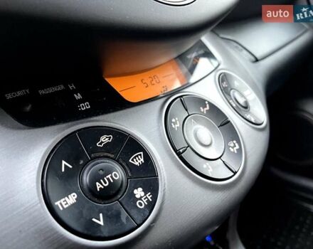 Червоний Тойота РАВ 4, об'ємом двигуна 2 л та пробігом 226 тис. км за 9200 $, фото 2 на Automoto.ua