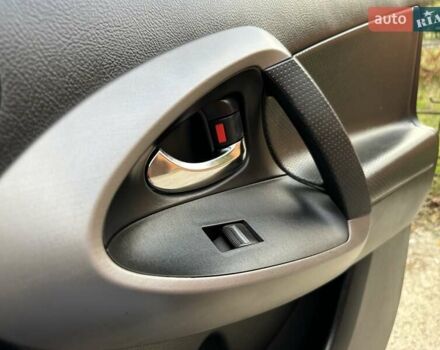 Красный Тойота РАВ 4, объемом двигателя 2.36 л и пробегом 200 тыс. км за 9999 $, фото 92 на Automoto.ua