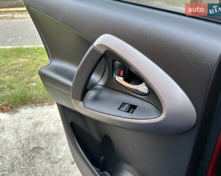 Красный Тойота РАВ 4, объемом двигателя 2.36 л и пробегом 200 тыс. км за 9999 $, фото 80 на Automoto.ua