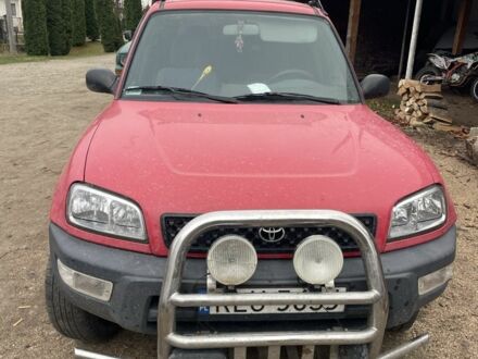 Красный Тойота РАВ 4, объемом двигателя 2 л и пробегом 290 тыс. км за 2700 $, фото 1 на Automoto.ua