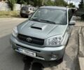 Серый Тойота РАВ 4, объемом двигателя 2 л и пробегом 320 тыс. км за 4000 $, фото 1 на Automoto.ua