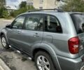 Серый Тойота РАВ 4, объемом двигателя 2 л и пробегом 320 тыс. км за 4000 $, фото 1 на Automoto.ua