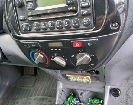 Сірий Тойота РАВ 4, об'ємом двигуна 2 л та пробігом 260 тис. км за 5600 $, фото 2 на Automoto.ua