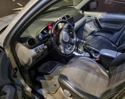 Серый Тойота РАВ 4, объемом двигателя 2 л и пробегом 338 тыс. км за 5700 $, фото 2 на Automoto.ua