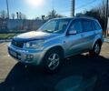 Серый Тойота РАВ 4, объемом двигателя 2 л и пробегом 300 тыс. км за 5750 $, фото 1 на Automoto.ua