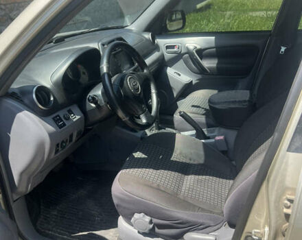 Серый Тойота РАВ 4, объемом двигателя 2 л и пробегом 207 тыс. км за 6900 $, фото 4 на Automoto.ua