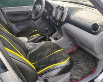 Серый Тойота РАВ 4, объемом двигателя 2 л и пробегом 290 тыс. км за 3050 $, фото 4 на Automoto.ua