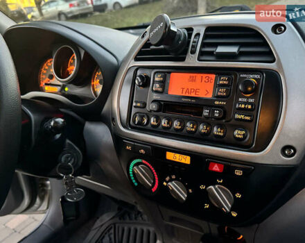 Сірий Тойота РАВ 4, об'ємом двигуна 2 л та пробігом 198 тис. км за 6999 $, фото 9 на Automoto.ua