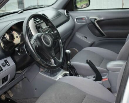 Сірий Тойота РАВ 4, об'ємом двигуна 2 л та пробігом 250 тис. км за 2001 $, фото 6 на Automoto.ua