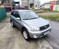 Серый Тойота РАВ 4, объемом двигателя 2 л и пробегом 130 тыс. км за 6800 $, фото 1 на Automoto.ua