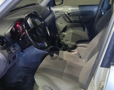 Серый Тойота РАВ 4, объемом двигателя 2 л и пробегом 316 тыс. км за 3900 $, фото 1 на Automoto.ua