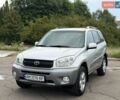 Серый Тойота РАВ 4, объемом двигателя 2 л и пробегом 280 тыс. км за 6000 $, фото 1 на Automoto.ua