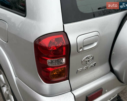 Сірий Тойота РАВ 4, об'ємом двигуна 2 л та пробігом 210 тис. км за 6999 $, фото 4 на Automoto.ua