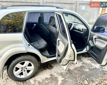 Серый Тойота РАВ 4, объемом двигателя 2 л и пробегом 173 тыс. км за 7900 $, фото 4 на Automoto.ua