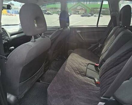 Серый Тойота РАВ 4, объемом двигателя 2 л и пробегом 160 тыс. км за 9000 $, фото 1 на Automoto.ua