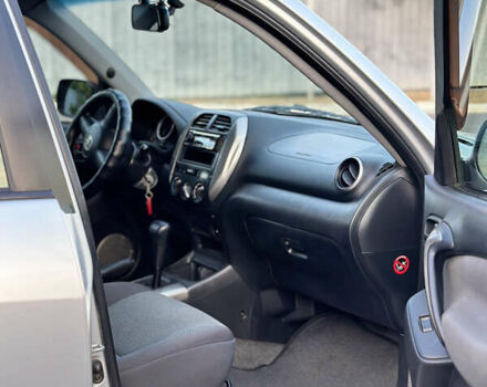 Серый Тойота РАВ 4, объемом двигателя 2 л и пробегом 180 тыс. км за 7900 $, фото 9 на Automoto.ua