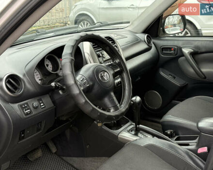 Сірий Тойота РАВ 4, об'ємом двигуна 2 л та пробігом 210 тис. км за 6999 $, фото 10 на Automoto.ua