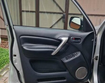 Серый Тойота РАВ 4, объемом двигателя 2 л и пробегом 265 тыс. км за 6000 $, фото 13 на Automoto.ua