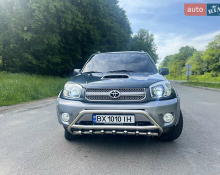 Серый Тойота РАВ 4, объемом двигателя 2 л и пробегом 160 тыс. км за 9000 $, фото 1 на Automoto.ua