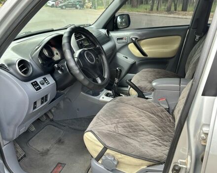 Сірий Тойота РАВ 4, об'ємом двигуна 2 л та пробігом 330 тис. км за 3800 $, фото 9 на Automoto.ua