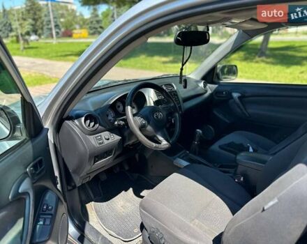 Серый Тойота РАВ 4, объемом двигателя 2 л и пробегом 247 тыс. км за 8399 $, фото 8 на Automoto.ua