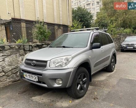 Серый Тойота РАВ 4, объемом двигателя 2 л и пробегом 144 тыс. км за 8077 $, фото 1 на Automoto.ua