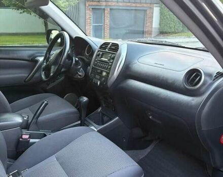 Сірий Тойота РАВ 4, об'ємом двигуна 2 л та пробігом 170 тис. км за 9999 $, фото 3 на Automoto.ua