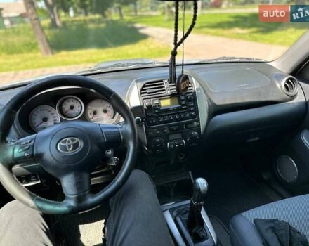 Серый Тойота РАВ 4, объемом двигателя 2 л и пробегом 247 тыс. км за 8399 $, фото 1 на Automoto.ua