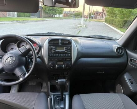 Сірий Тойота РАВ 4, об'ємом двигуна 2 л та пробігом 170 тис. км за 9999 $, фото 4 на Automoto.ua