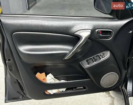 Сірий Тойота РАВ 4, об'ємом двигуна 2 л та пробігом 257 тис. км за 10200 $, фото 9 на Automoto.ua