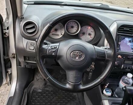 Серый Тойота РАВ 4, объемом двигателя 2 л и пробегом 216 тыс. км за 8700 $, фото 4 на Automoto.ua