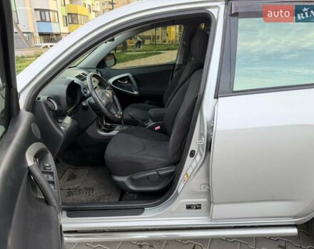 Сірий Тойота РАВ 4, об'ємом двигуна 2 л та пробігом 238 тис. км за 9999 $, фото 19 на Automoto.ua