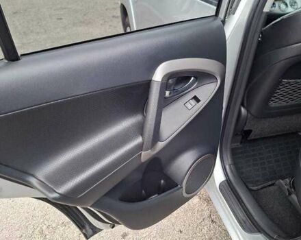 Сірий Тойота РАВ 4, об'ємом двигуна 2.23 л та пробігом 204 тис. км за 9400 $, фото 4 на Automoto.ua