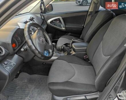 Сірий Тойота РАВ 4, об'ємом двигуна 2 л та пробігом 170 тис. км за 8699 $, фото 32 на Automoto.ua