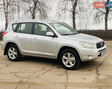 Серый Тойота РАВ 4, объемом двигателя 2 л и пробегом 260 тыс. км за 7500 $, фото 2 на Automoto.ua